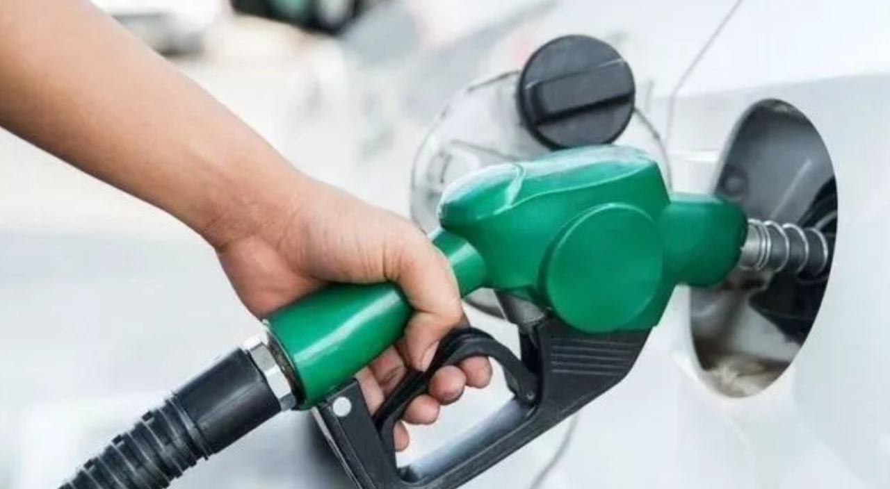 Benzin ve motorinde indirim bekleniyor! Pazartesi gece yarısından itibaren geçerli olacak